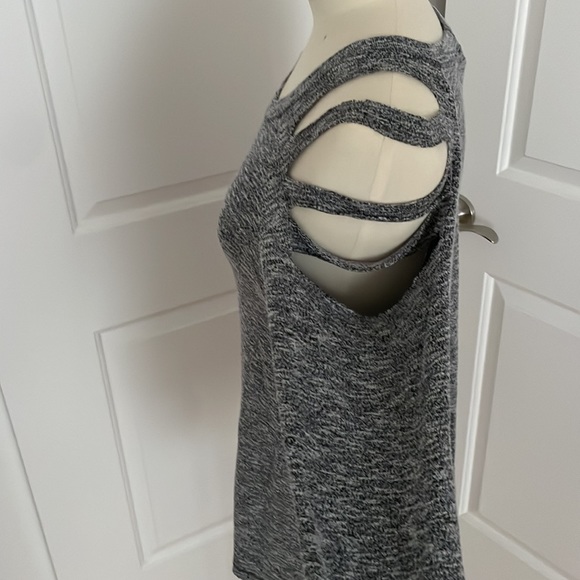 Elan gray long sleeve shirt with cuts down the shoulder to make it trend. Size L - Picture 3 of 4
